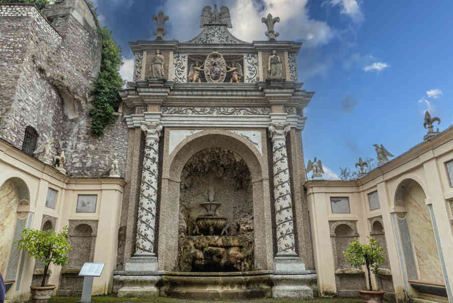 Italia - Tivoli 48 - Villa del Este - fontana della Civetta.jpg